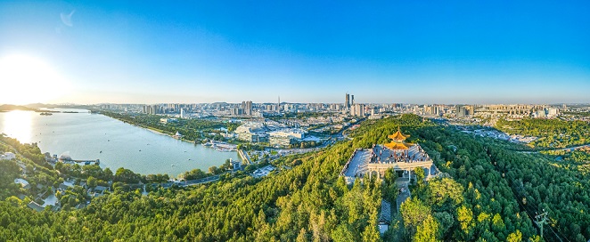 连日来，阳光灿烂，秋高气爽。不少市民和家人、朋友一起登上云龙山远眺，秀美的城市风光尽收眼底，“一城青山半城湖”的美景令人心旷神怡。孙博宇 摄_proc.jpg