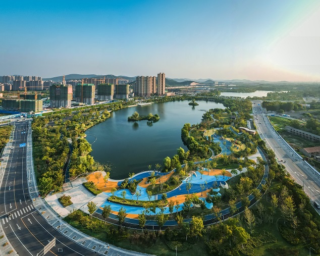 集生态景观、休闲健身、防汛泄洪功能于一身的泉润公园，是由采煤塌陷区修复而成。如今树木葱茏，碧波荡漾，为居民休闲健身提供了优美的环境，已成为徐州西区一道靓丽的风景线。孙博宇 摄_proc.jpg