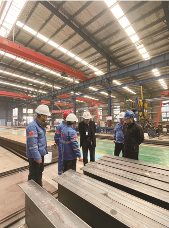 0濮阳宏润钢结构建设工程有限公司执行经理刘先勐（中）在指导工人作业。.png